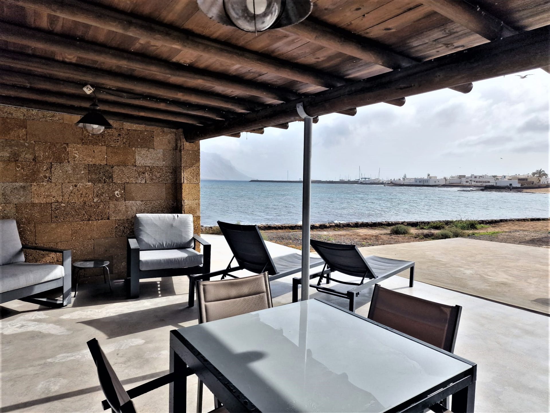 Vista al mar desde un balcón